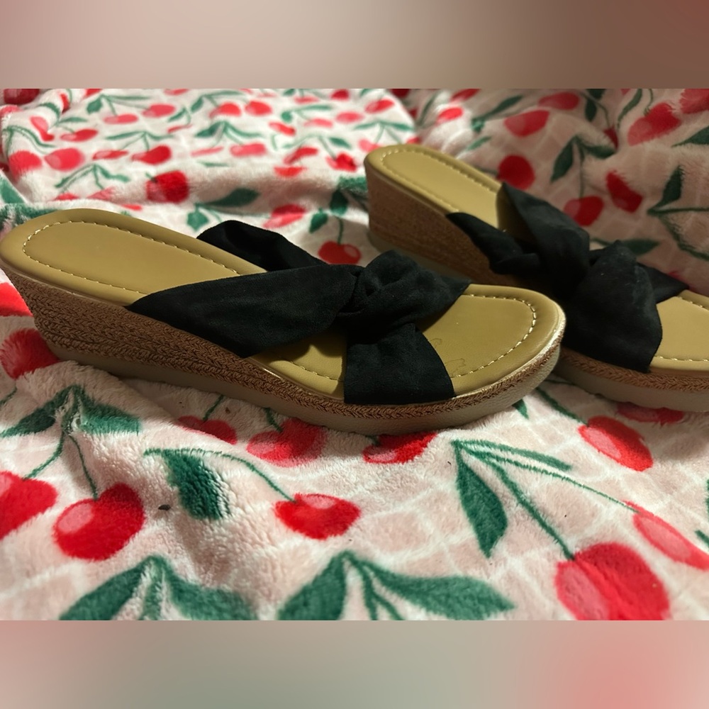 SHEIN Black and Tan Wedge Sandals